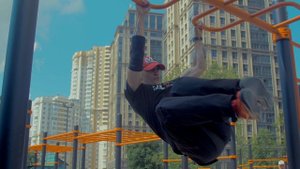 боковые подъемы согнутых ног в висе