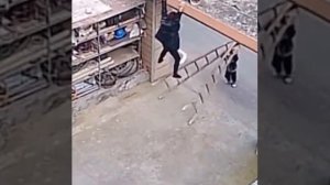 Как помогает мальчик маме..mp4