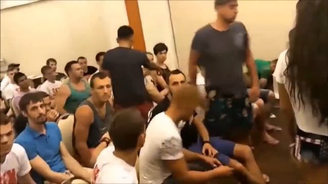 Настя-Рыбка дерется с тайскими полицейскими при задержании
