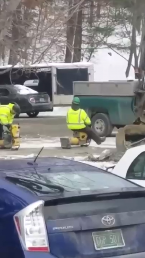 Дорожные рабочие катаются на отбойниках
