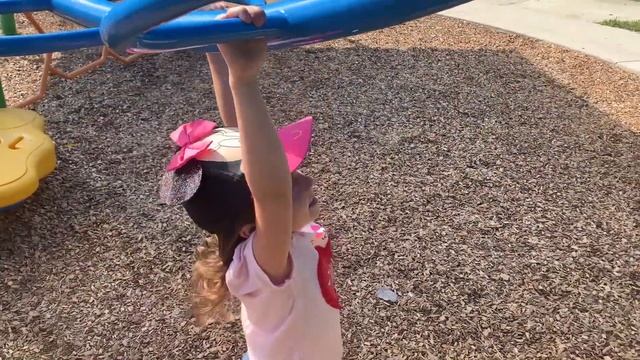 Дети играют на площадке. Видео для детей смотреть онлайн