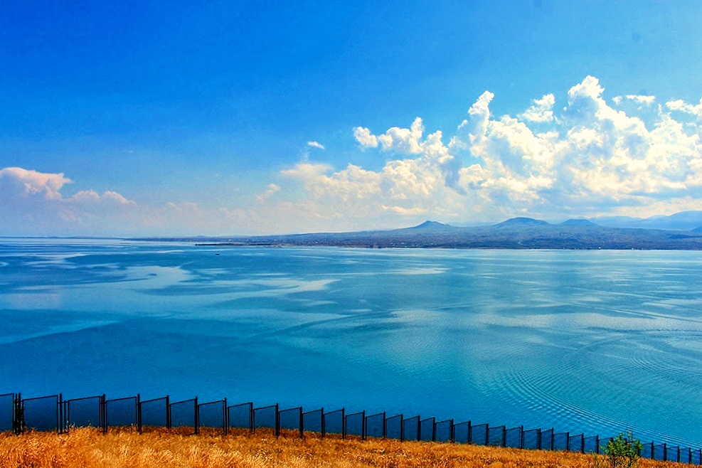 Глубина озера севан. Озеро Севан Армения. Национальный парк Севан. Высокогорное озеро Севан. Море Севан в Армении.