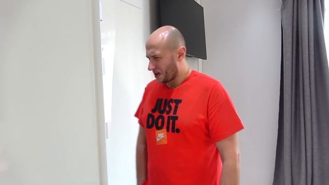Лысая борода Разбил НОВЫЙ ТЕЛЕВИЗОР Старого.