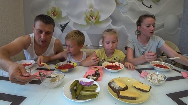 СЕМЕЙНЫЙ МУКБАНГ ДОМАШНИЙ БОРЩ ДЛЯ ВСЕЙ СЕМЬИ | FAMILY MUKBANG HOMEMADE BORSCHT FOR THE WHOLE FAMIL смотреть онлайн