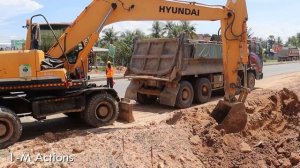 HYUNDAI 210W WORKING WITH DUMPTRUCK. Y20