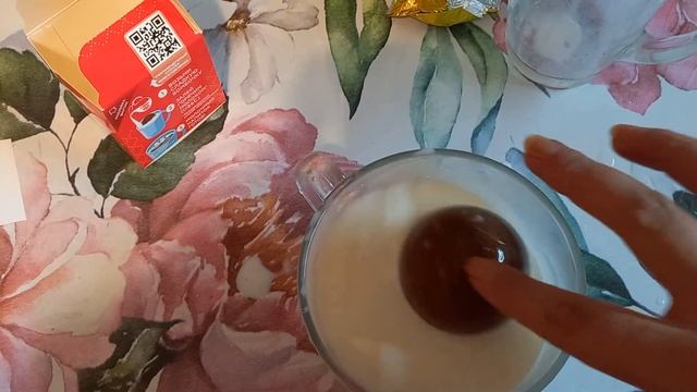 Пробую шоколадный шар с маршмеллоу из Фикс прайс.