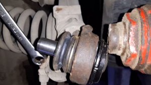 мерседес 124 как запресовать шаровую опору одному