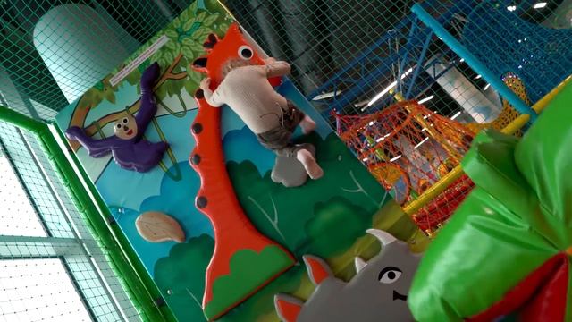 Прыгать на батуте очень весело - Маленькая Вера - Игра в детском парке развлечений смотреть онлайн