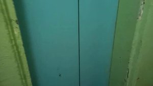 Электрический пассажирский лифт МЛМ 2010 года выпуска в обычной 9-ти этажке.