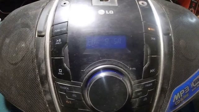 магнитола  самопроизвольно включается и выключается