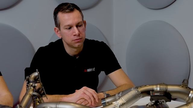 Exclusif : visite du service course Akrapovic !