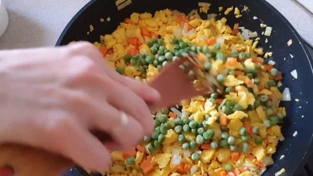 Самый вкусный жареный РИС с овощами и яйцом! Рис по-китайски. Это просто, легко и очень вкусно!