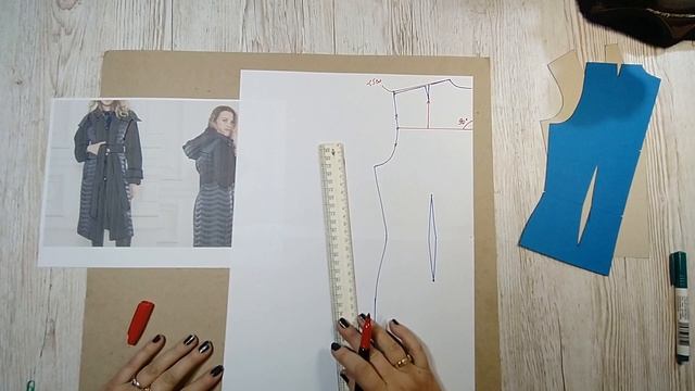 Удивительное пальто из разных видов ткани.Моделирование основы, капюшон, воротник, рукав.