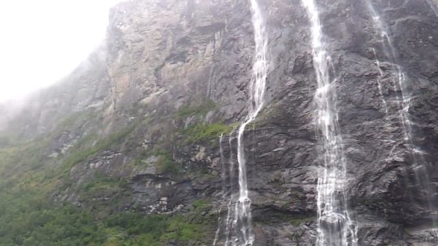 "Семь Сестёр" часть объекта всемирного наследия Гейрангер-фьорда. смотреть онлайн