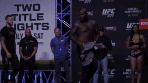 Derrick Lewis vs  Sergei Pavlovich FINAL FACEOFF Almost Turns Into A Brawl - UFC 277 STAREDOWNS