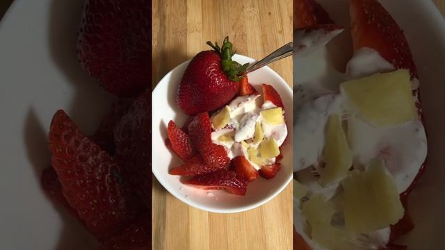 ЗОЖ Клубничное настроение. Клубника, взбитые органические растительные Сливки и Имбирь