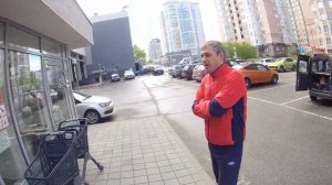 Надо переустановить входную дверь после кривого монтажа на сломанную плитку и мусор. Ускоренная вер