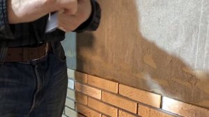 Сколько клея покупать на м.кв плитки ? Толщина слоя 2-3 мм ,смотрим .Облицовка ру .