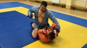 Маунт( maut). Атака.  Удушающий из положения верхом.
