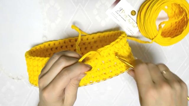 Корзинка из трикотажной пряжи с прозрачными дном и крышкой