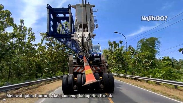 UD Quester GWE 370 - Heavy Transport Passing Narrow Road in East Java смотреть онлайн