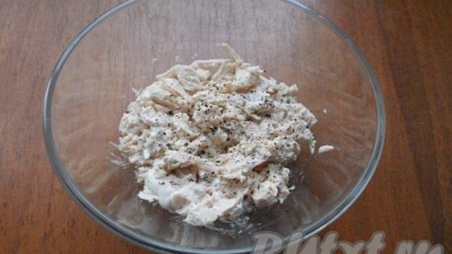 Салат с курицей, грибами и грецкими орехами