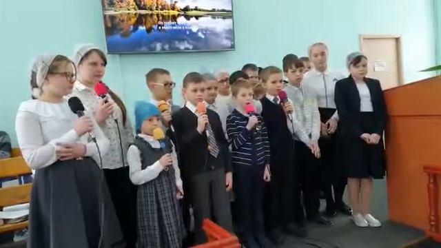 Мы живём в этом мире, полном зла. Вы молитесь за нас, наши папы и мамы смотреть онлайн