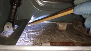 Установка антивибрационных подставок под дальние ножки стиралки.
