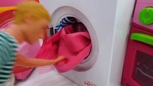 Кен делает уборку в квартире. Игры с куклами Барби
