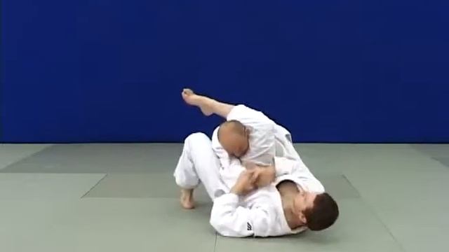 Ude hishigi sankaku gatame - Рычаг локтя захватом головы и руки ногами смотреть онлайн