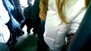 мужик в автобусе едет на корточках