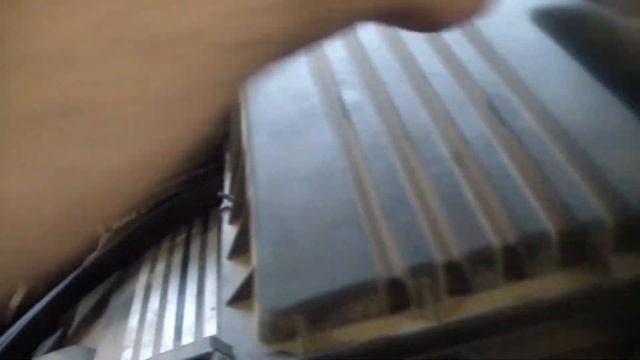 Как почистить слив дренажных отверстий под капотом на BMW X5 e70 своими руками смотреть онлайн