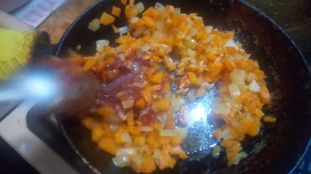 Жареная картошка с томатной пастой,Fried potatoes with tomato. смотреть онлайн