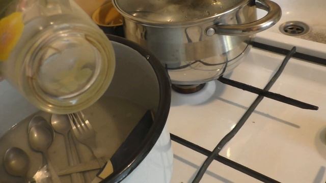 Как быстро и легко почистить загрязненную посуду. смотреть онлайн