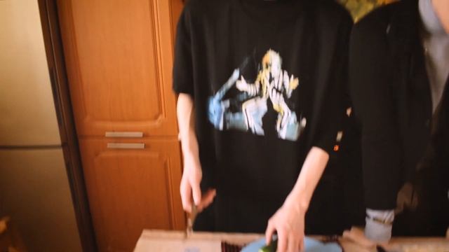 РАЗВЛЕКАЮСЬ В ЯПОНИИ С ДРУЗЬЯМИ во время карантина / Готовим суши / смотреть онлайн