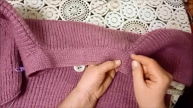 Вяжу кардиган спицамина на трех пуговицах + v образный вырез горловины ... Почти связала ...Часть 5 смотреть онлайн