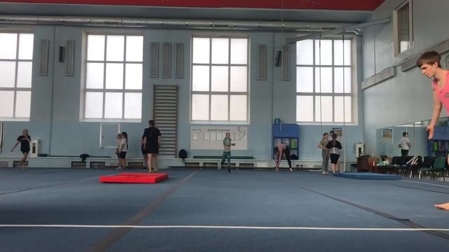 How to make a front flip| Как сделать переднее сальто| Tutorial смотреть онлайн