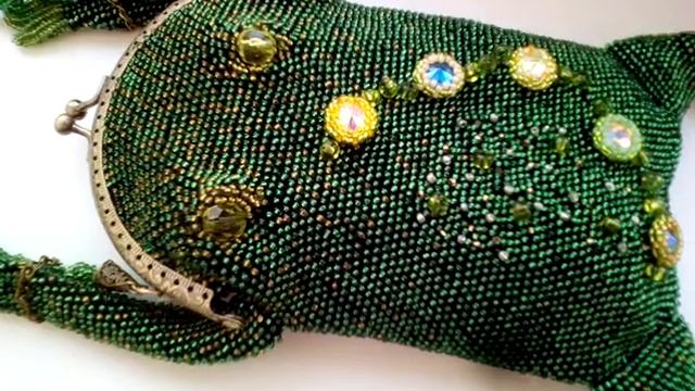Сумочка-лягушка из бисера. Заключительная часть,готовая работа. смотреть онлайн