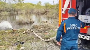 Спасатели МЧС России помогают жителям в зоне паводка