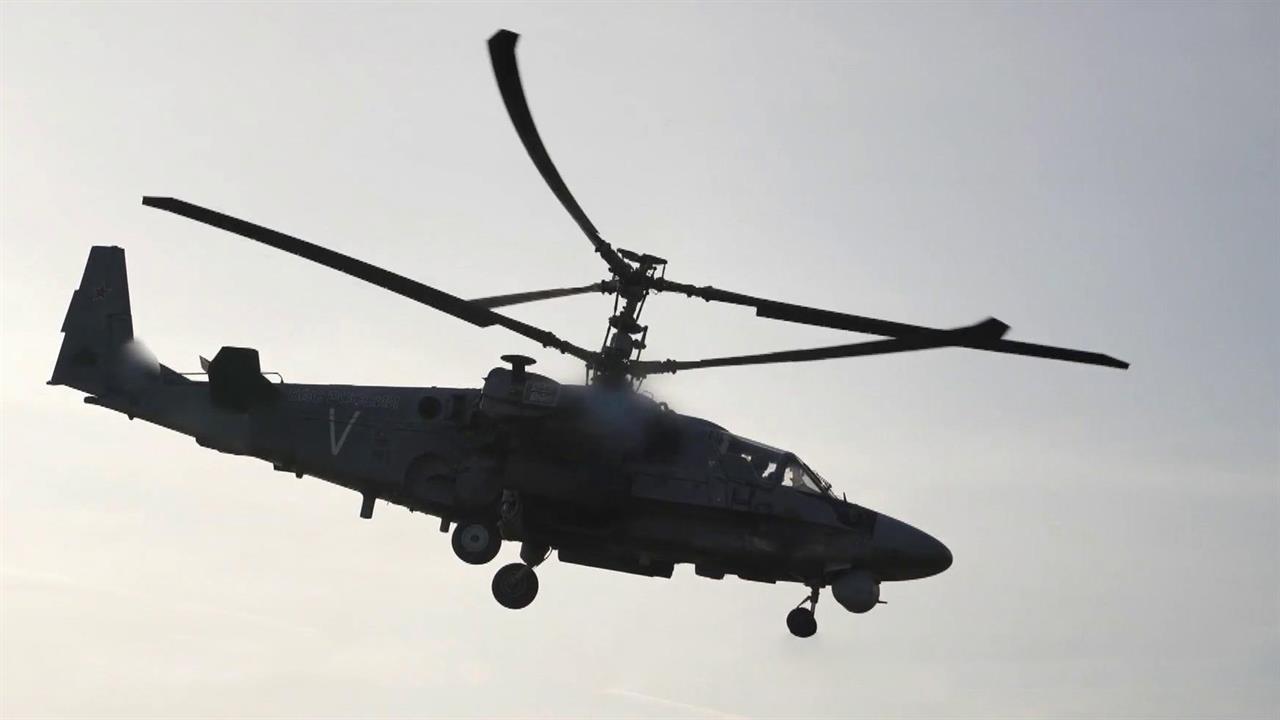 С воздуха поддержку танковым экипажам и пехоте оказывают разведывательно-ударные вертолеты Ка-52