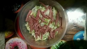 Салат с пекинской капусты и копчёной колбаской. Лёгкий и вкусный салат.
