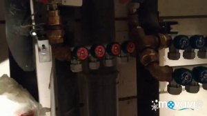 Гребёнки горячей и холодной воды, сантехника в однокомнатной квартире