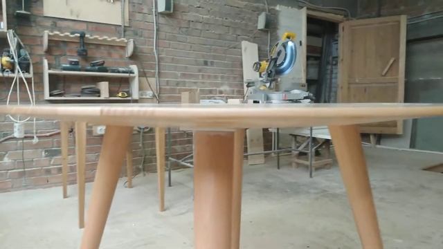 Круглый обеденный стол из массива бука. смотреть онлайн