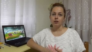 Кот трясёт головой