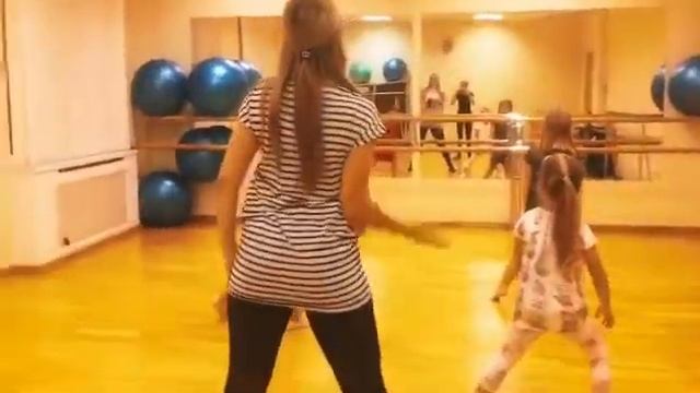 Катя Адушкина - Зажигай #танецдлядетей #танцыдошкольники