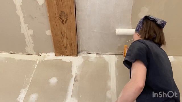 Я БЫЛА В ШОКЕ… Из города в деревню. Красим потолок. Огород. Девушка ремонтирует старый дом смотреть онлайн