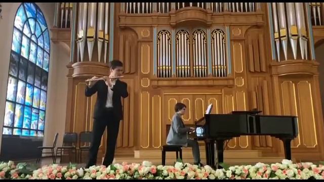 И.С.Бах-Соната для флейты и ф-но ми бемоль мажор 2,3 части. смотреть онлайн