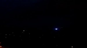 Молния  бьет во двор,затем 6 ть раз в одно и тоже место