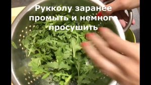 Салат с рукколой, кедровыми орешками и креветками