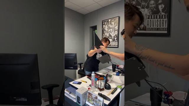 兩千敗家趣！開箱辦公室34吋新螢幕｜兩千中古車 смотреть онлайн